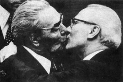 Нажмите на изображение для увеличения
Название: breznev-honecker-10241.jpg
Просмотров: 174
Размер:	54.5 Кб
ID:	19732